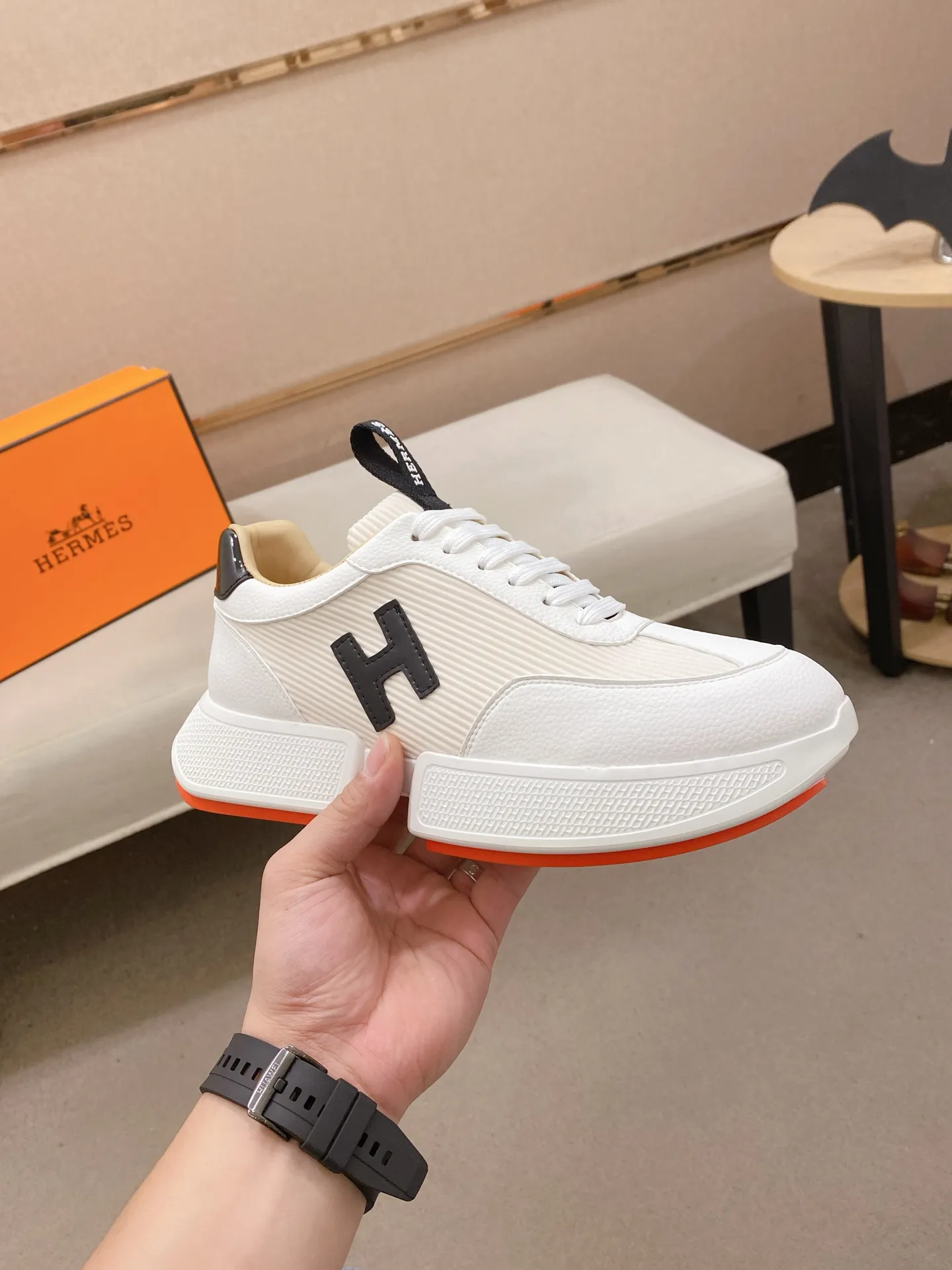 Ex-factory price: 460💰《HERMES》【Classic original single version】Hermès; top 🔝purchasing agent🔍🔍men's latest 🇺🇸 counter sales simultaneously, imported from Italy original ▲▲cowhide ▲▲ (high-end, nobility, class) ) Exquisite workmanship (Italian 🇮🇹 imported water-dyed 🐂 cowhide lining) sole: original sole provided by the original factory, ⚠️exclusive double-layer activity·TPR·rubber·combined molded outsole; super comfortable·wear-resistant·non-slip·environmental protection The real thing is more beautiful if you take the real thing (high quality, follow the order). You can enter and exit the counter at will * Number of yards: 38-44 (45 can be customized and cannot be returned or exchanged)